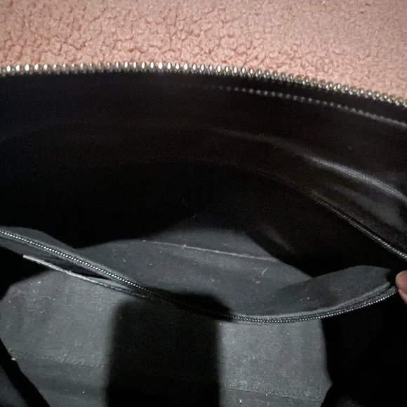 BURBERRY TOTE. FUN FLANNEL DESIGN INCLUDED FOR THE LOCK. Multiple pockets - Picture 8 of 10